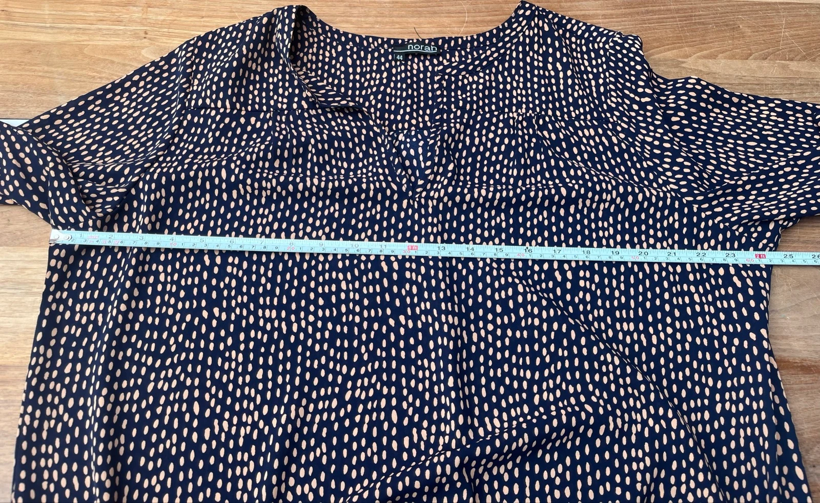 🌺 𝒎𝒛 | Blusa Norah | Azul escuro com pontos camel | Tamanho 44 | Caimento fluido – photo 6
